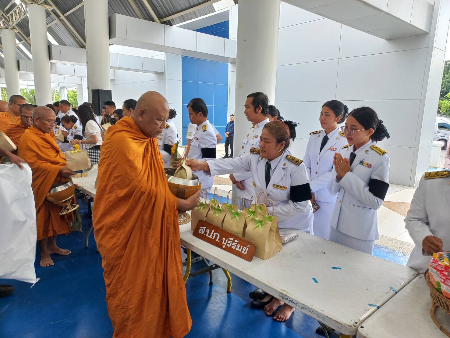 title - วันอังคารที่ 9 มิถุนายน 2569 นายประเสริฐ กาญจนเกียรติกุล ปฏิรูปปที่ดินจังหวัดบุรีรัมย์ มอบหมายให้นางสาวมณฑิรา ปานคง ผู้อำนาวยการกลุ่มการเงินบัญชีฯ พร้อมด้วยเจ้าหน้าที่ ส.ป.ก.บุรีรัมย์ ร่วมรัฐพิธีวันที่ระลึกคล้ายวันสวรรคต พระบาทสมเด็จพระปรเมนทรมหาอานันทมหิดล พระอัฐมรามาธิบดินทร